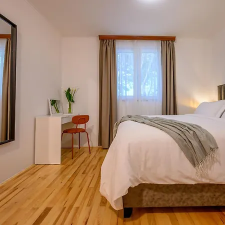 Yellow House With Private Parking By Adex Travel 4* Spalato