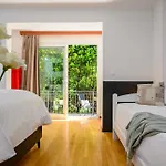 Penzion Yellow House With Private Parking 4*
