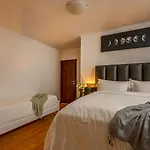 Yellow House With Private Parking 4*