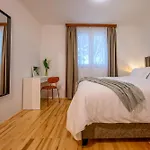 Yellow House With Private Parking 4* Split