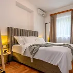 Yellow House With Private Parking Penzion 4*