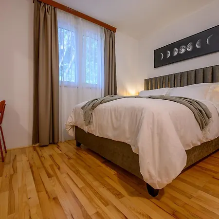 Yellow House With Private Parking Сплит