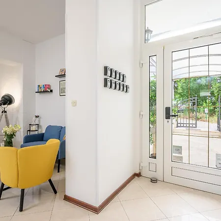 Yellow House With Private Parking By Adex Travel بيت ضيافة 4*