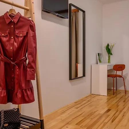 Yellow House With Private Parking 4* Сплит