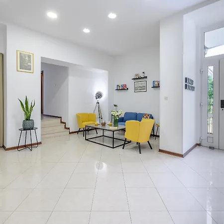 Гостевой дом Yellow House With Private Parking