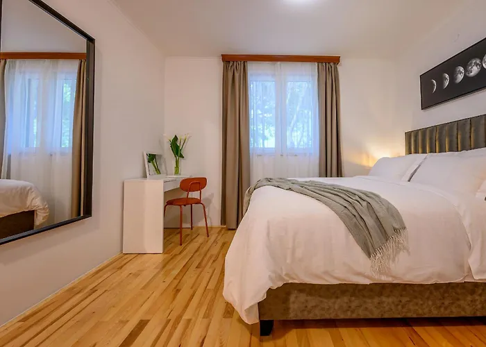 Yellow House With Private Parking 4* Split