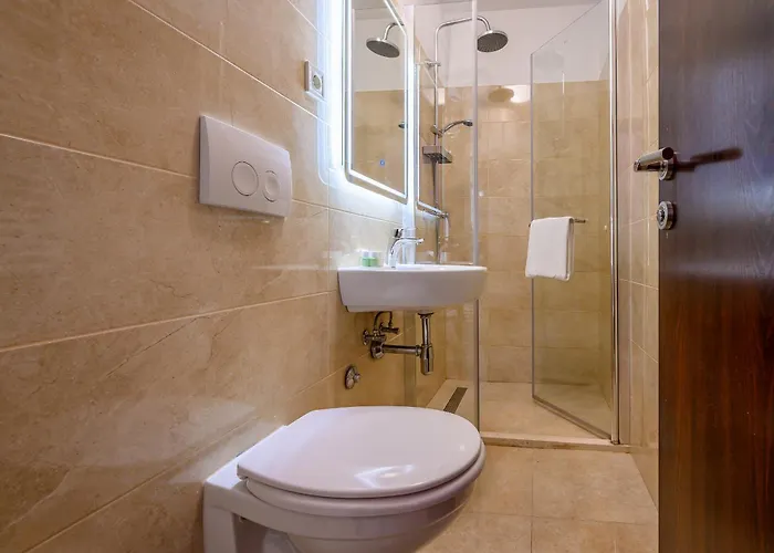 Yellow House With Private Parking