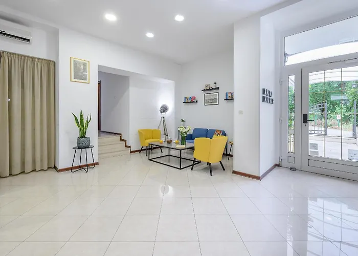 Penzion Yellow House With Private Parking