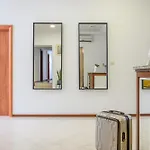 Casa de hóspedes Yellow House With Private Parking By Adex Travel