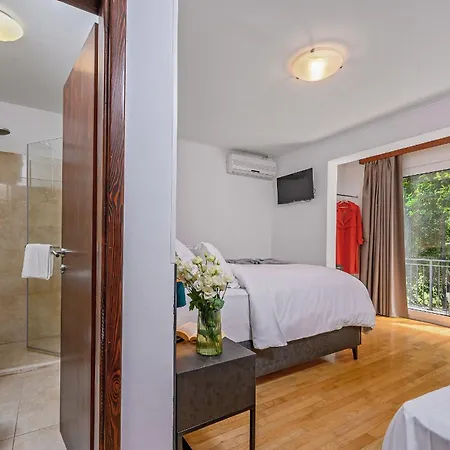 Penzion Yellow House With Private Parking By Adex Travel 4*