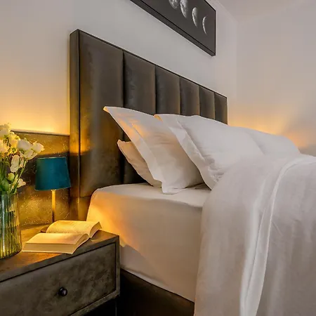 Yellow House With Private Parking Guest house