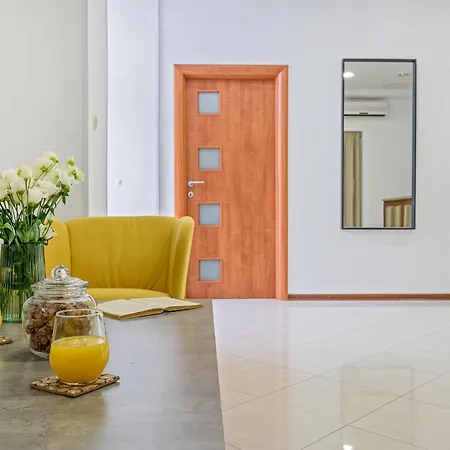 Yellow House With Private Parking By Adex Travel Penzion Split