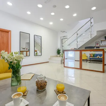 Yellow House With Private Parking Guest house