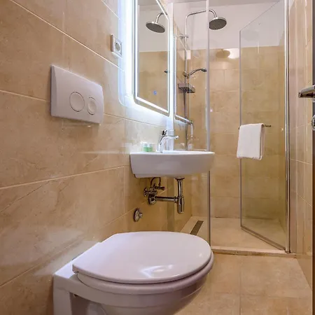 Yellow House With Private Parking