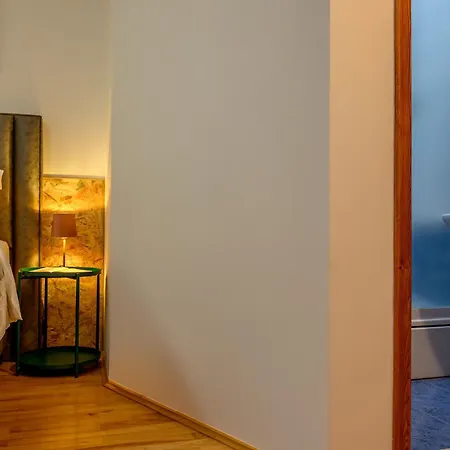 Penzion Yellow House With Private Parking By Adex Travel