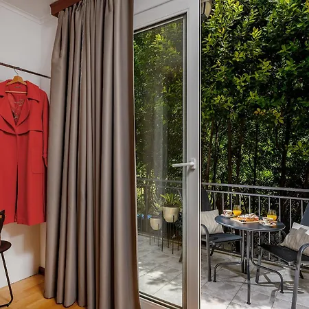 Yellow House With Private Parking Guest house