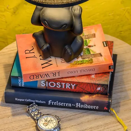 Yellow House With Private Parking