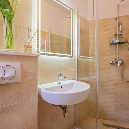 Yellow House With Private Parking Guest house