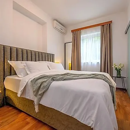 Yellow House With Private Parking By Adex Travel Penzion
