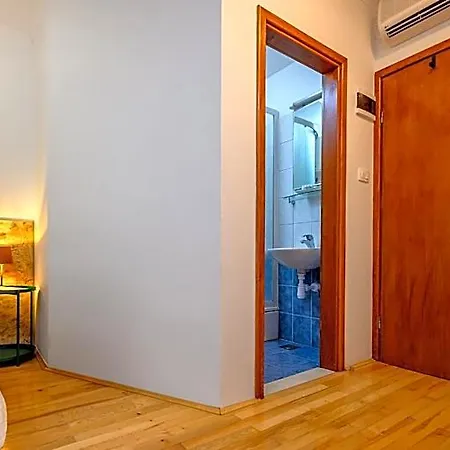 Penzion Yellow House With Private Parking By Adex Travel Split