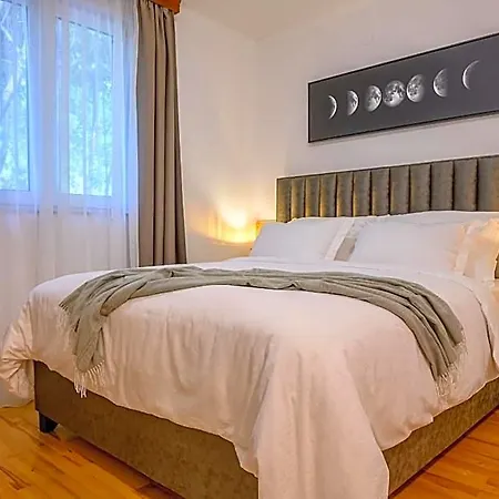 Yellow House With Private Parking By Adex Travel Split