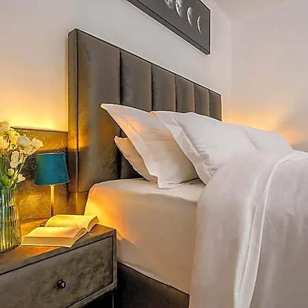 Penzion Yellow House With Private Parking By Adex Travel 4*