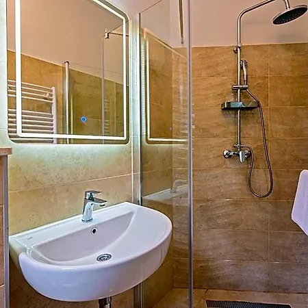 Penzion Yellow House With Private Parking By Adex Travel