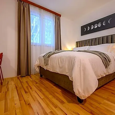 Penzion Yellow House With Private Parking By Adex Travel