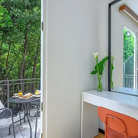 Penzion Yellow House With Private Parking By Adex Travel 4*