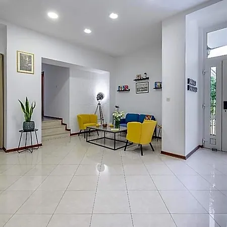 Yellow House With Private Parking By Adex Travel