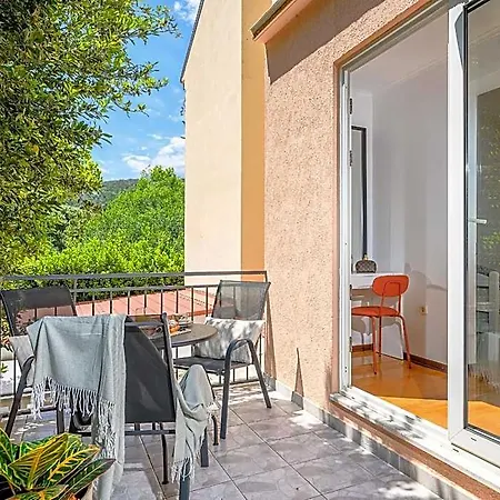 Yellow House With Private Parking By Adex Travel Penzion Split