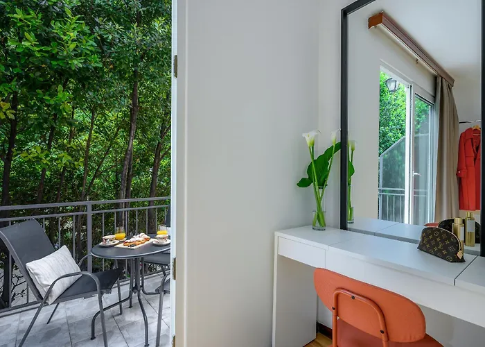 Yellow House With Private Parking Pensión 4*