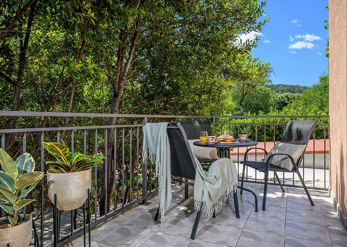 Pensión Yellow House With Private Parking