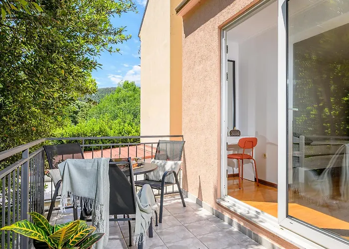 Pensión Yellow House With Private Parking