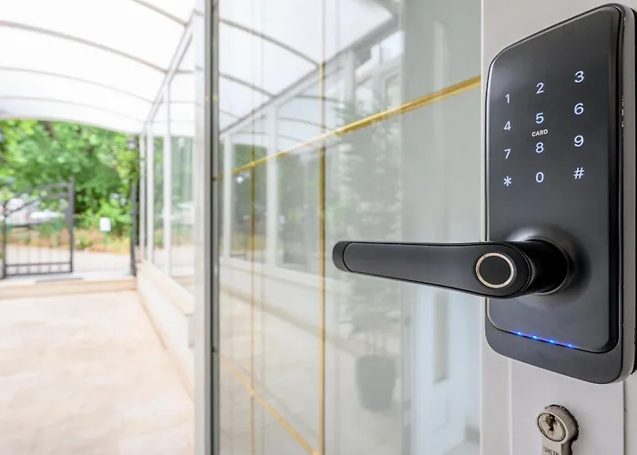 Yellow House With Private Parking 4*