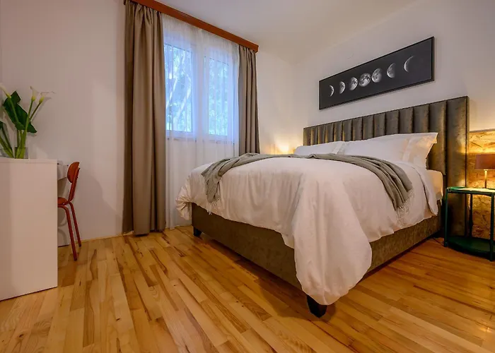 Yellow House With Private Parking Split