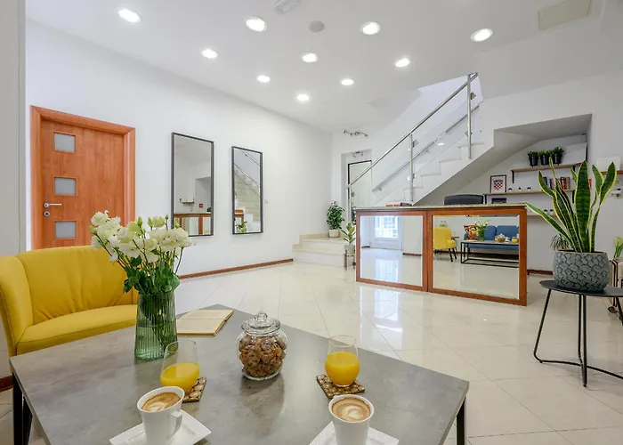 Yellow House With Private Parking Pensión