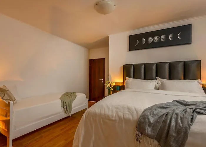 Yellow House With Private Parking 4*