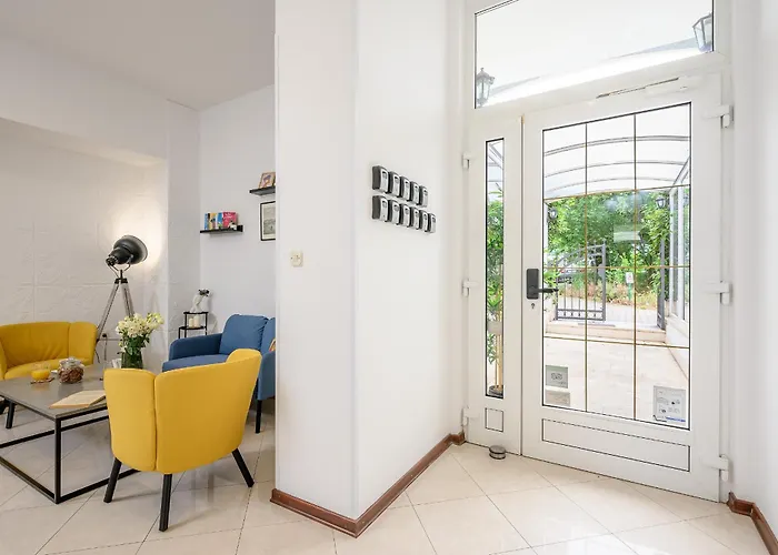 Yellow House With Private Parking Pensión 4*