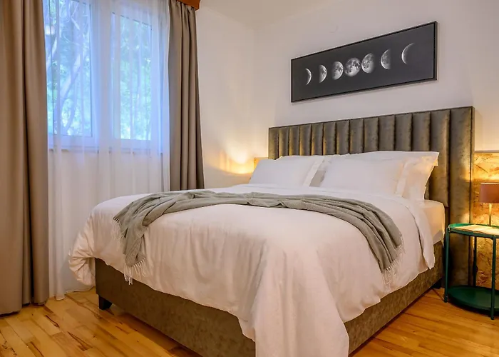 Yellow House With Private Parking Pensión Split