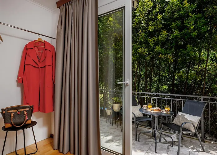 Yellow House With Private Parking Pensión