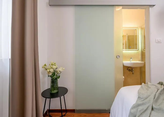 Yellow House With Private Parking Pensión 4*