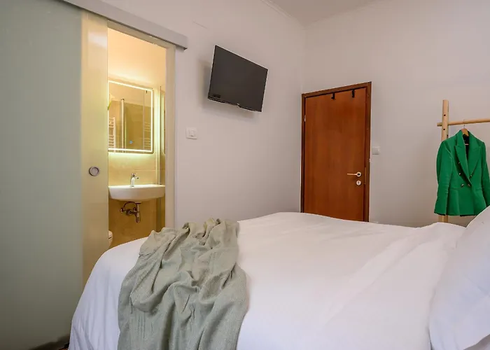 Yellow House With Private Parking Pensión Split