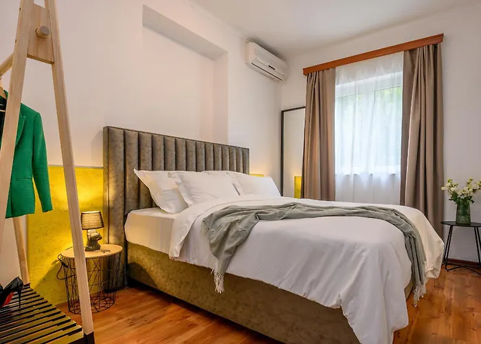 Yellow House With Private Parking Pensión 4*