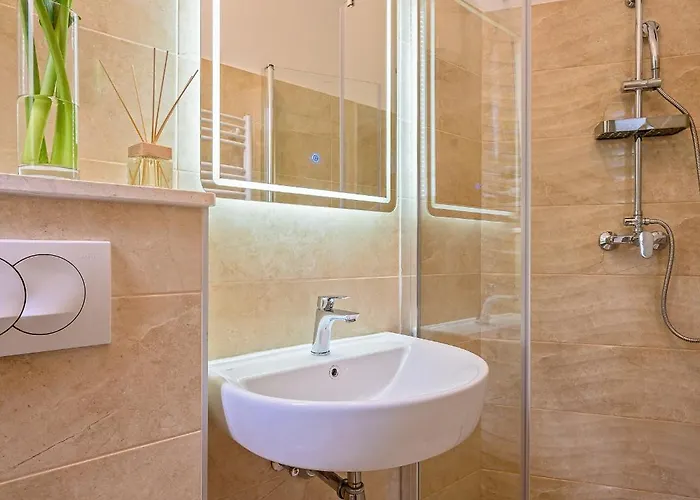 Yellow House With Private Parking Pensión