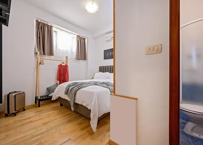 Yellow House With Private Parking